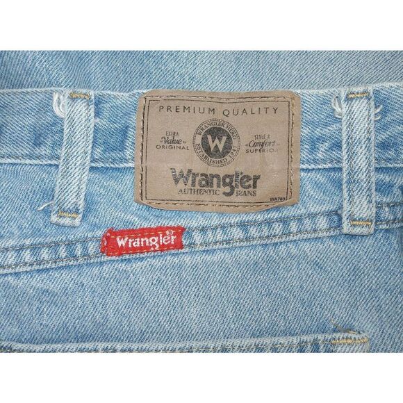 Med Light Wash Regular Fit Wranglers Size 42 x 30 - Picture 2 of 5